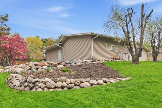2222 Draper Avenue, Roseville, MN 55113