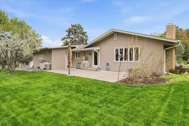 2222 Draper Avenue, Roseville, MN 55113