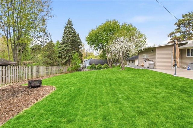 2222 Draper Avenue, Roseville, MN 55113