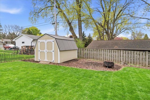 2222 Draper Avenue, Roseville, MN 55113