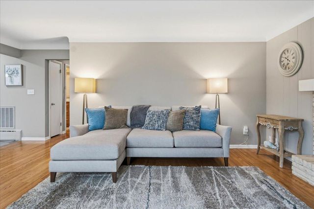2222 Draper Avenue, Roseville, MN 55113