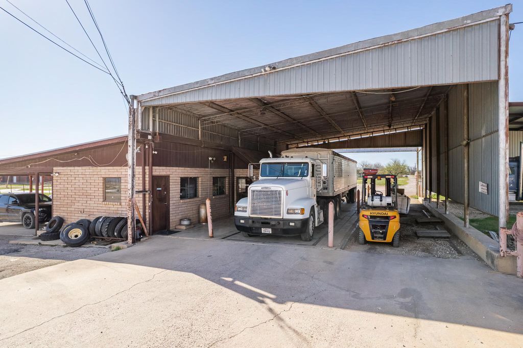 Image 13 of property listing at 716 Brush Street, Coleman, TX 76834