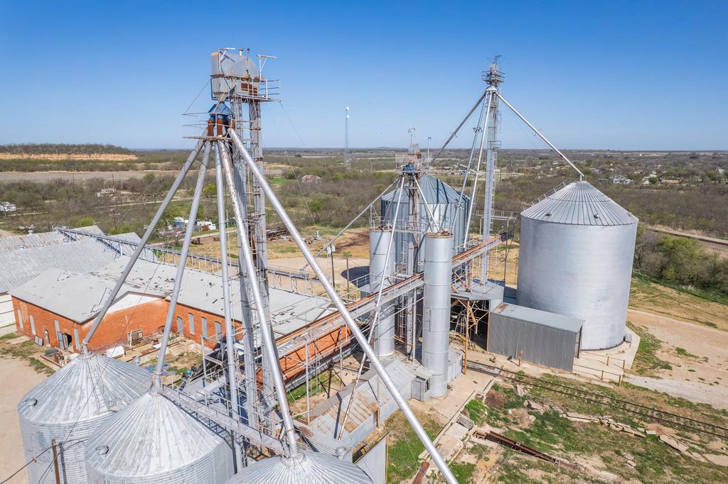 Image 5 of property listing at 716 Brush Street, Coleman, TX 76834