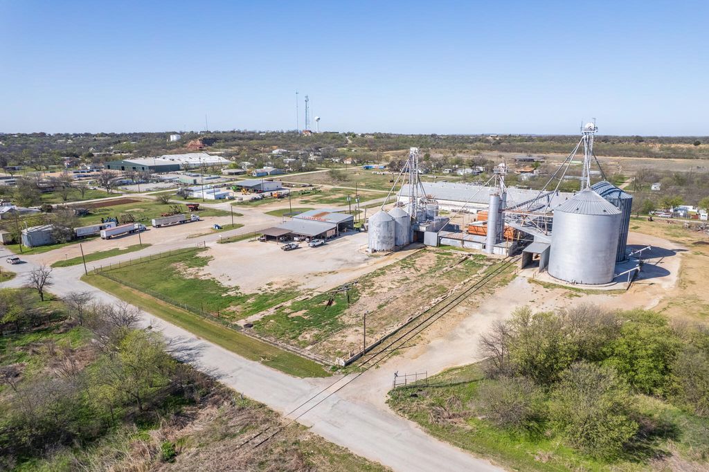 Image 6 of property listing at 716 Brush Street, Coleman, TX 76834