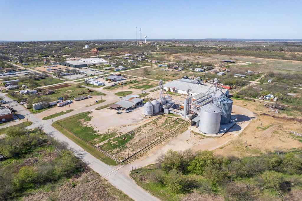 Image 7 of property listing at 716 Brush Street, Coleman, TX 76834