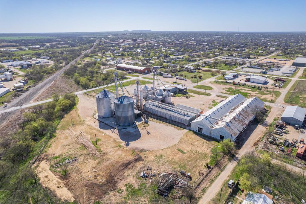 Image 8 of property listing at 716 Brush Street, Coleman, TX 76834