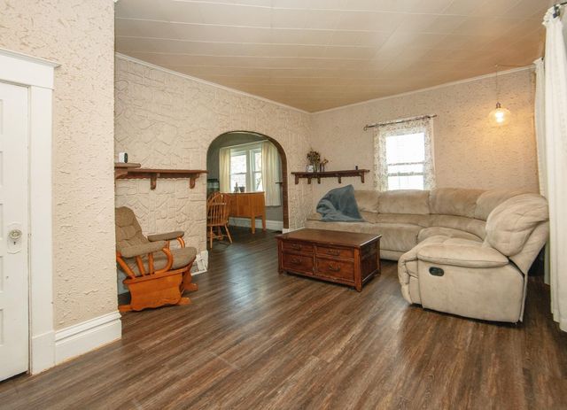 925 Forest Avenue, Waterloo, IA 50702