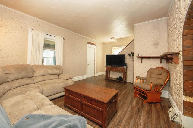 925 Forest Avenue, Waterloo, IA 50702