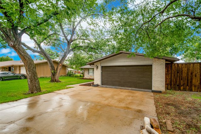 2305 Briarwood Lane, Carrollton, TX 75006
