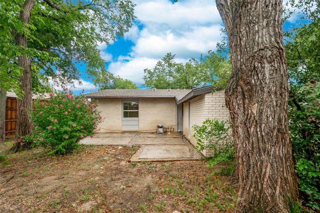 2305 Briarwood Lane, Carrollton, TX 75006