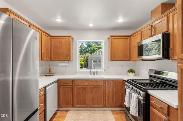 975 Beverly Way, Jacksonville, OR 97530