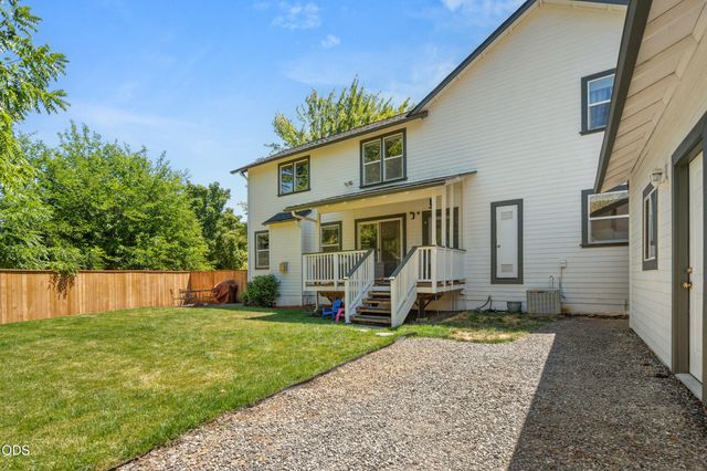 975 Beverly Way, Jacksonville, OR 97530