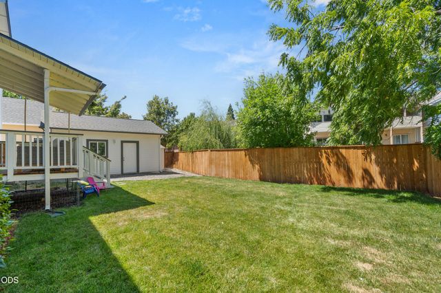 975 Beverly Way, Jacksonville, OR 97530