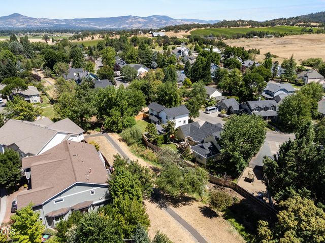 975 Beverly Way, Jacksonville, OR 97530