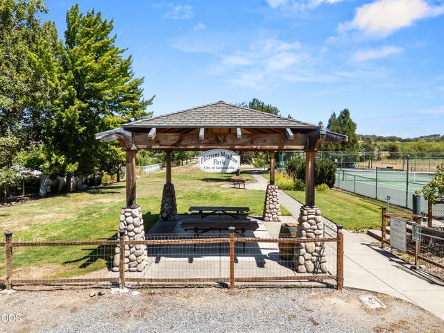 975 Beverly Way, Jacksonville, OR 97530