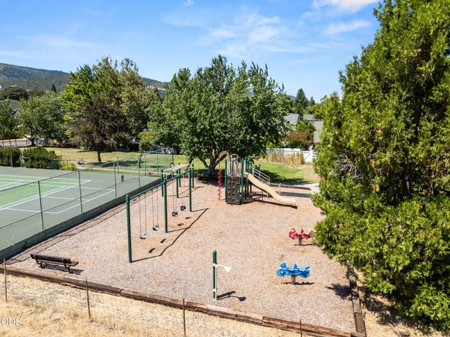 975 Beverly Way, Jacksonville, OR 97530