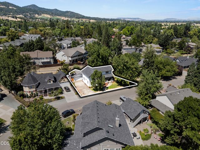 975 Beverly Way, Jacksonville, OR 97530