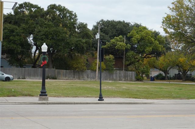 802 9th Avenue N, Texas City, TX 77590