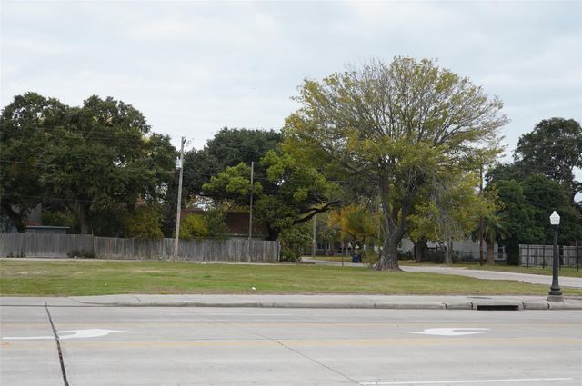 802 9th Avenue N, Texas City, TX 77590
