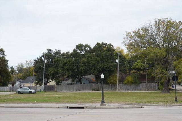 802 9th Avenue N, Texas City, TX 77590