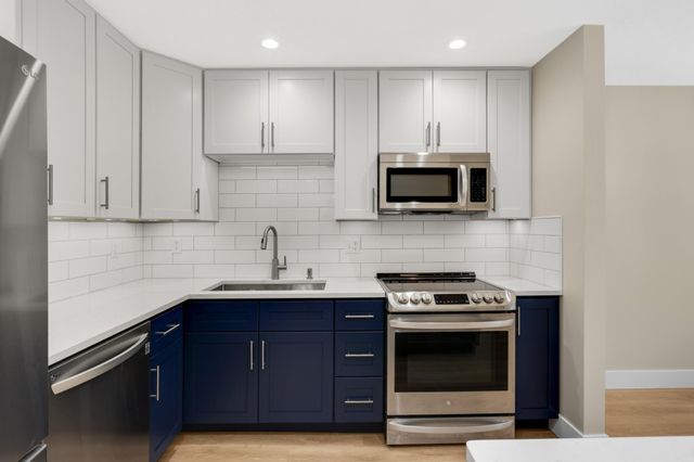 5141 Balmoral Lane 3, Bloomington, MN 55437