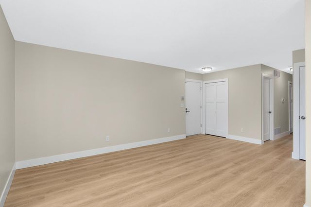 5141 Balmoral Lane 3, Bloomington, MN 55437