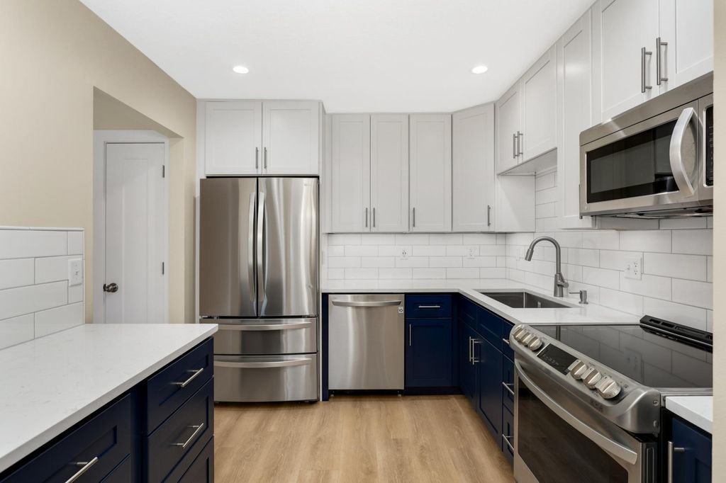 5141 Balmoral Lane 3, Bloomington, MN 55437