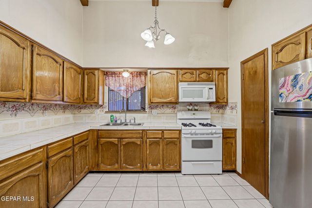 12243 HERITAGE Way, Clint, TX 79836