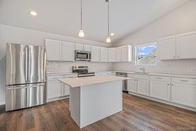 5528 Lahring Road, Fenton Charter Township, MI 48451