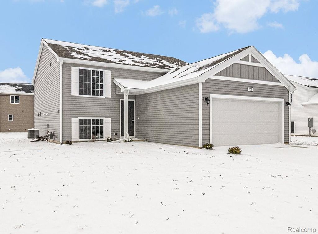 5528 Lahring Road, Fenton Charter Township, MI 48451