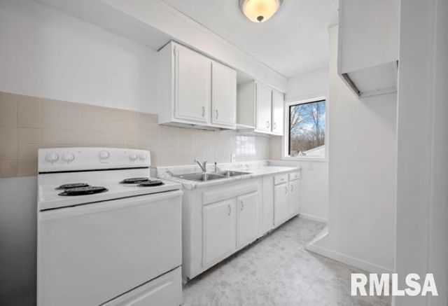 2212 N ELLIS Street, Peoria, IL 61604