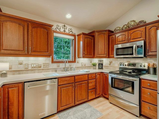 6027 CANYON Parkway, Mcfarland, WI 53558