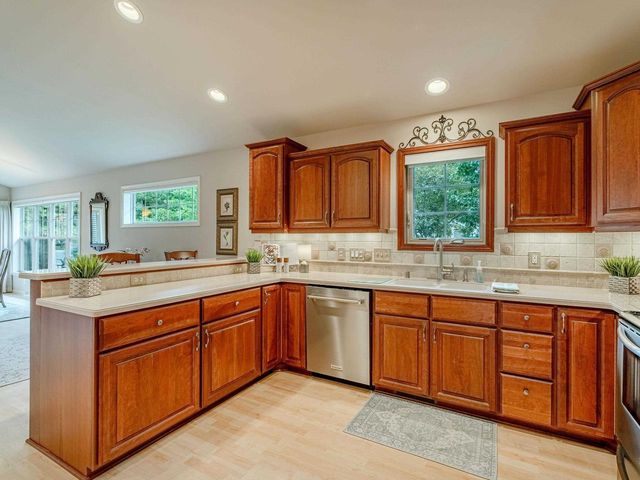 6027 CANYON Parkway, Mcfarland, WI 53558