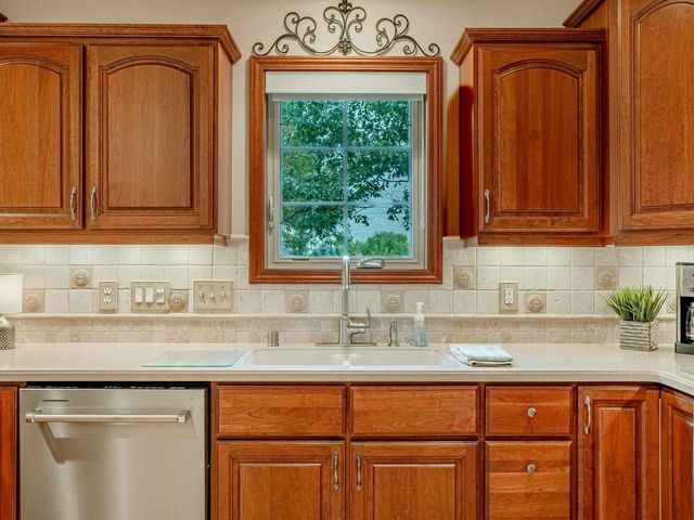 6027 CANYON Parkway, Mcfarland, WI 53558