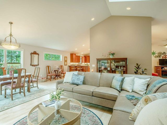 6027 CANYON Parkway, Mcfarland, WI 53558