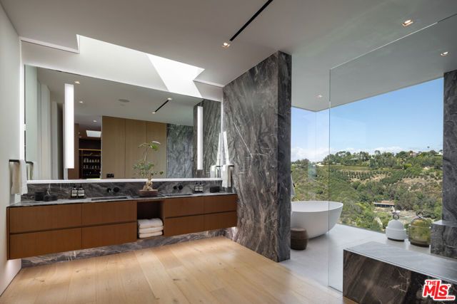 10733 Stradella Court, Los Angeles, CA 90077