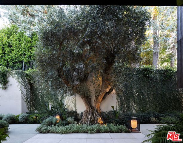 10733 Stradella Court, Los Angeles, CA 90077