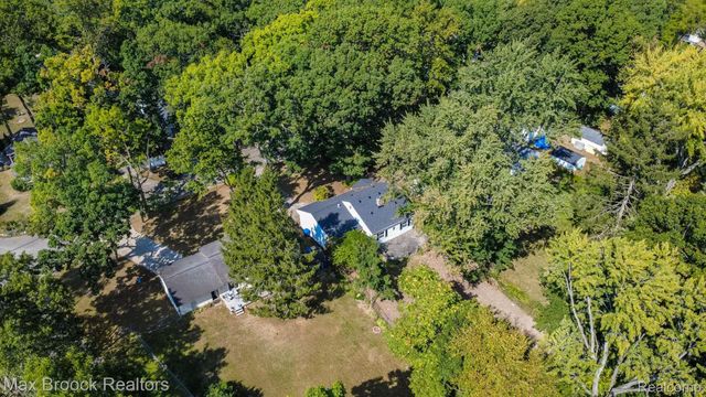 4120 Lotus Drive, Waterford Charter Township, MI 48329