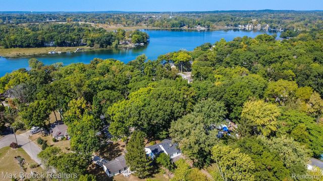 4120 Lotus Drive, Waterford Charter Township, MI 48329