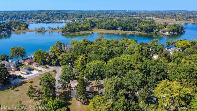 4120 Lotus Drive, Waterford Charter Township, MI 48329