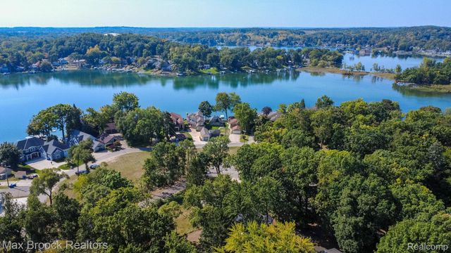 4120 Lotus Drive, Waterford Charter Township, MI 48329