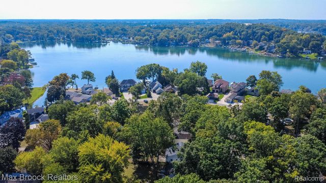 4120 Lotus Drive, Waterford Charter Township, MI 48329