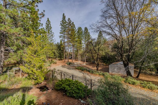 21293 Robin Ln, Pine Grove, CA 95665