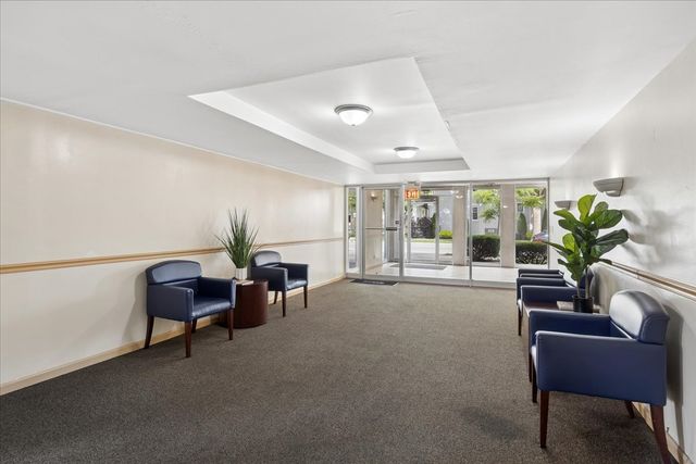 914 N AUSTIN Boulevard B8, Oak Park, IL 60302