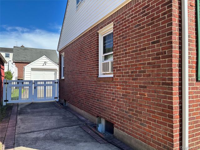 62 Poppy Avenue, Franklin Square, NY 11010