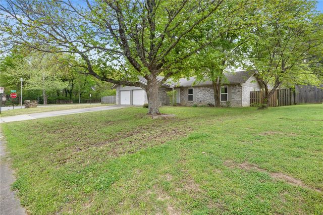 2146 Loren Circle, Fayetteville, AR 72701