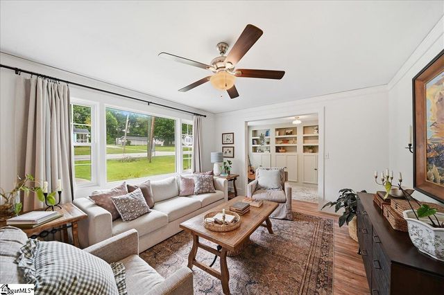 902 E Lee Road, Taylors, SC 29687