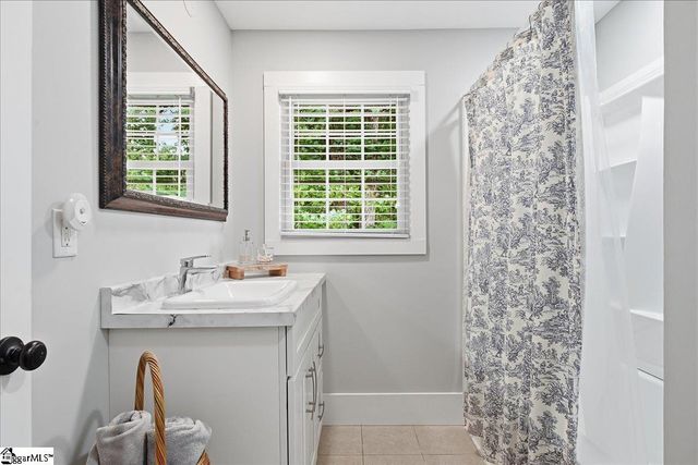 902 E Lee Road, Taylors, SC 29687