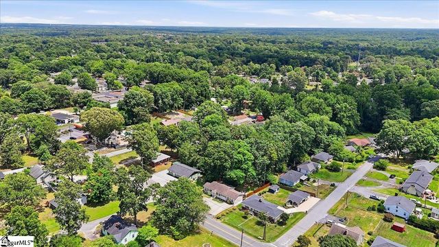 902 E Lee Road, Taylors, SC 29687