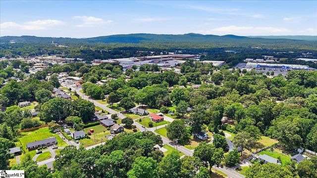902 E Lee Road, Taylors, SC 29687